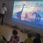 Warsztaty paleontologiczne - dzieci podczas prelekcji