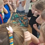Warsztaty paleontologiczne - Tygrsyki obserwują 