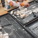 Warsztaty paleontologiczne - chłopiec wydobywa dinozaura
