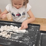 Warsztaty paleontologiczne - dziewczynka wydobywa dinozaura