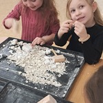 Warsztaty paleontologiczne - dziewczynki wydobywają dinozaura