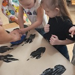 Warsztaty paleontologiczne - dzieci z grupy Tygryski odbijają ślady dinozaurów
