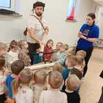 Warsztaty paleontologiczne - Żabki poznanją narzędzia pracy paleontologa