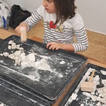 Warsztaty paleontologiczne - dziewczynka wydobywa dinozaura