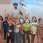Warsztaty paleontologiczne - dzieci z grupy Tygryski z paleontologiem