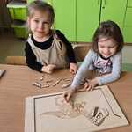Dzień dinozaura w Żabkach - dzieci układają szkielet dinozaura