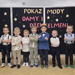 Pokaz mody Damy i Dżentelmeni- chłopcy z grupy Smerfy