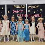 Pokaz mody Damy i Dżentelmeni- dziewczynki z grupy Smerfy