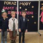 Pokaz mody Damy i Dżentelmeni- chłopcy z grupy Słoneczka