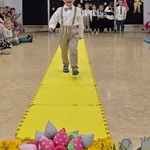 Pokaz mody Damy i Dżentelmeni- dziecko w przebraniu