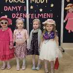 Pokaz mody Damy i Dżentelmeni- dziewczynki z grupy Żabki 