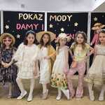 Pokaz mody Damy i Dżentelmeni- dziewczynki z grupy Tygryski