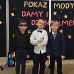 Pokaz mody Damy i Dżentelmeni- chłopcy z grupy Tygryski
