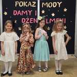 Pokaz mody Damy i Dżentelmeni- dziewczynki z grupy Słoneczka