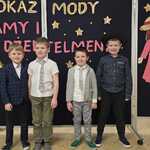 Pokaz mody Damy i Dżentelmeni- chłopcy z  grupy Pszczółki