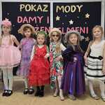 Pokaz mody Damy i Dżentelmeni- dziewczynki z grupy Pszczółki 