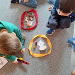 Międzynarodowy Dzień Matematyki- dzieci układają przedmioty 