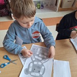 Międzynarodowy Dzień Matematyki- chłopiec przy stoliku dopasowuje 