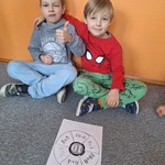 Międzynarodowy Dzień Matematyki- chlopcy na dywanie po wykonaniu zadania 