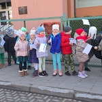 W poszukiwaniu Wiosny - dzieci szykujące się na spacer