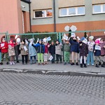 W poszukiwaniu Wiosny - dzieci szykujące się na spacer
