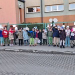 W poszukiwaniu Wiosny - dzieci szykujące się na spacer