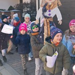 W poszukiwaniu Wiosny - dzieci na spacerze