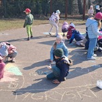 Dzień kolorowej skarpetki - dzieci malują skarpetki kredą