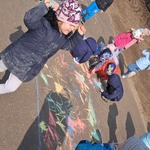 Dzień kolorowej skarpetki - dzieci malują skarpetki kredą