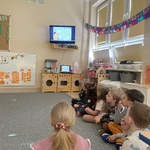 Dzień kolorowej skarpetki - dzieci oglądają film edukacyjny