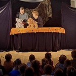 Teatr CoNieco w przedszkolu- aktorzy na scenie z lalkami i dzieci na widowni