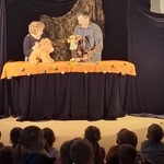 Teatr CoNieco w przedszkolu- aktorzy na scenie z lalkami i dzieci na widowni