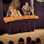 Teatr CoNieco w przedszkolu- aktorzy z lalkami na scenie