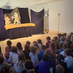 Teatr CoNieco w przedszkolu- aktorzy na scenie z lalkami i dzieci na widowni