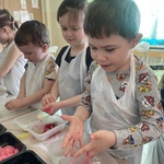 Warsztaty z sensoplastyki - dzieci tworzą masy