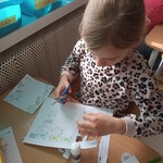 Dzień Ziemi- dziecko przy stoliku