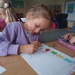 Dzień Ziemi- dziecko przy stoliku