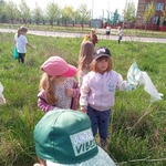 Dzień Ziemi- dzieci sprzątają okolice wokół przedszkola