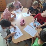 Tydzień europejski w naszym przedszkolu- dzieci przy stoliku