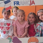 Tydzień europejski w naszym przedszkolu - dzieci w fotobudce