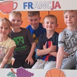 Tydzień europejski w naszym przedszkolu - dzieci w fotobudce