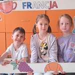 Tydzień europejski w naszym przedszkolu - dzieci w fotobudce