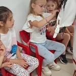 W sali muzealnej dawnej wsi podlaskiej - dzieci oglądają dawne żelazko