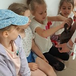 W sali muzealnej dawnej wsi podlaskiej - dzieci oglądają dawne żelazko