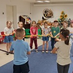 W sali muzealnej dawnej wsi podlaskiej - zabawa przy ludowej piosence