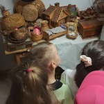 W sali muzealnej dawnej wsi podlaskiej - dzieci oglądają dawne zabawki