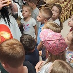W sali muzealnej dawnej wsi podlaskiej - dzieci oglądają dawne zabawki