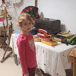 W sali muzealnej dawnej wsi podlaskiej - dziewczynka