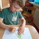 Szlachetnie i zdrowo z małpką Iwoną- projekt edukacyjny- dziecko przy stoliku