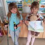Szlachetnie i zdrowo z małpką Iwoną- projekt edukacyjny - dzieci z kijkami i maskotka 